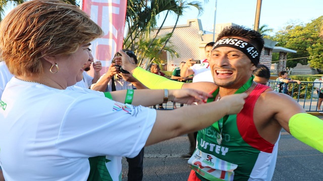 Celebran la Independencia de México con la tradicional carrera y caminata del Isstey