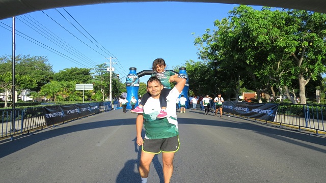 Celebran la Independencia de México con la tradicional carrera y caminata del Isstey