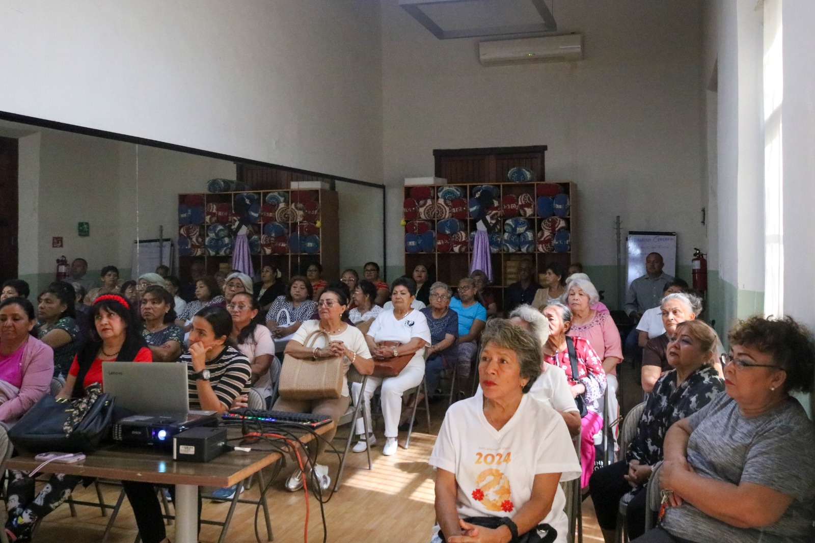 Plática sobre la prevención del glaucoma a usuarias y usuarios del CEJUPE.