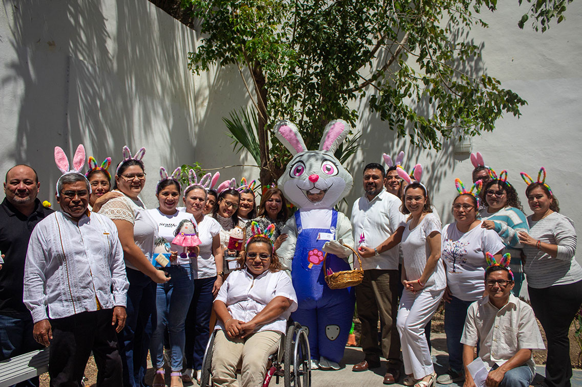 Celebran la pascua con huevos decorados en las oficinas del ISSTEY.